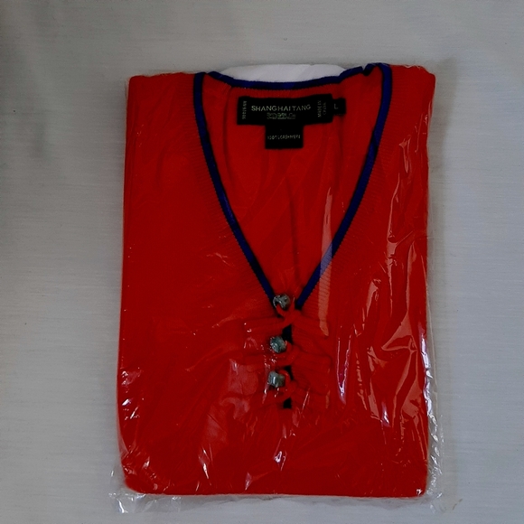 Shanghai Tang cashmere sweater with jade buttons - Picture 7 of 8